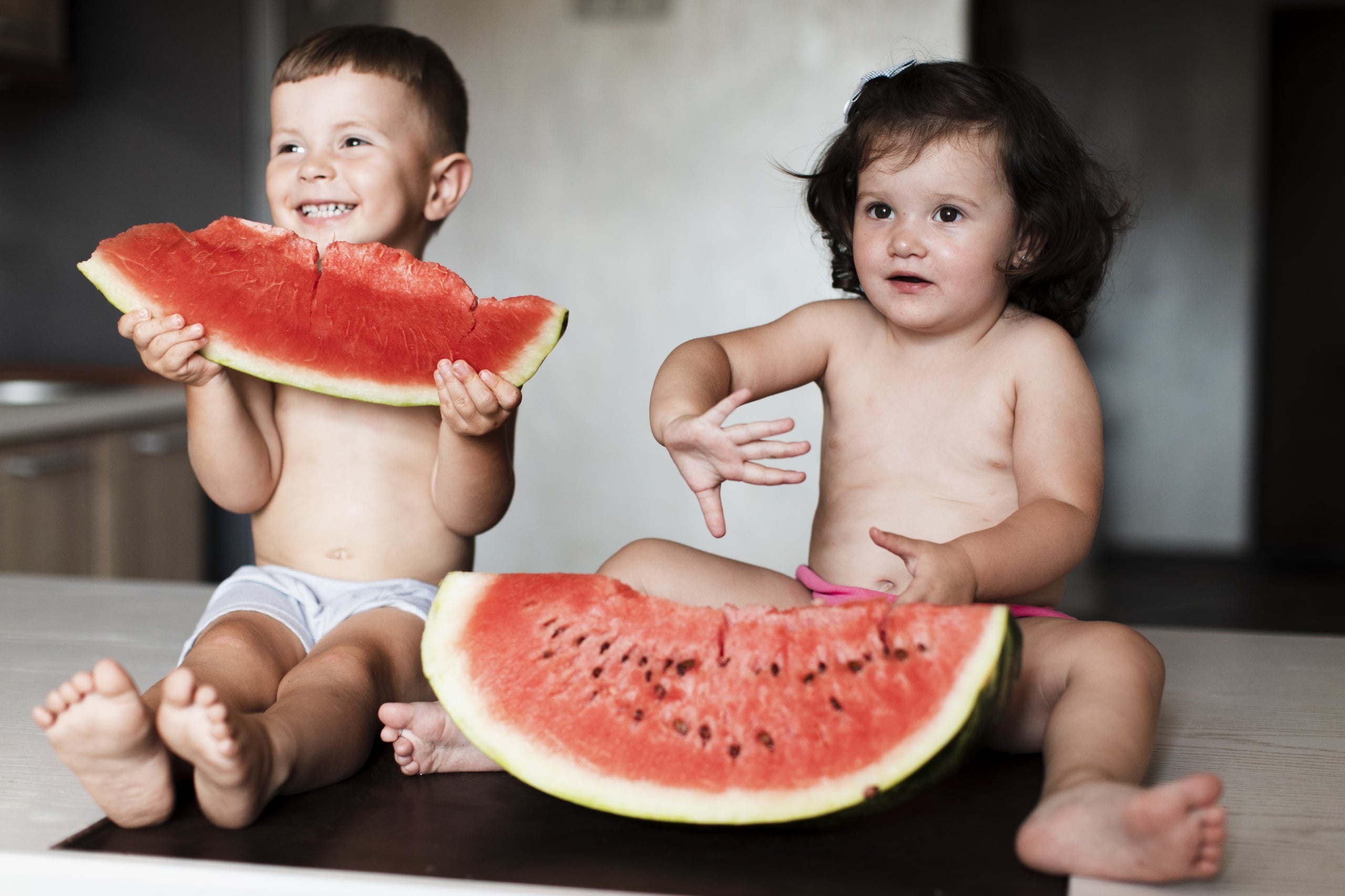 Niños fruta verano
