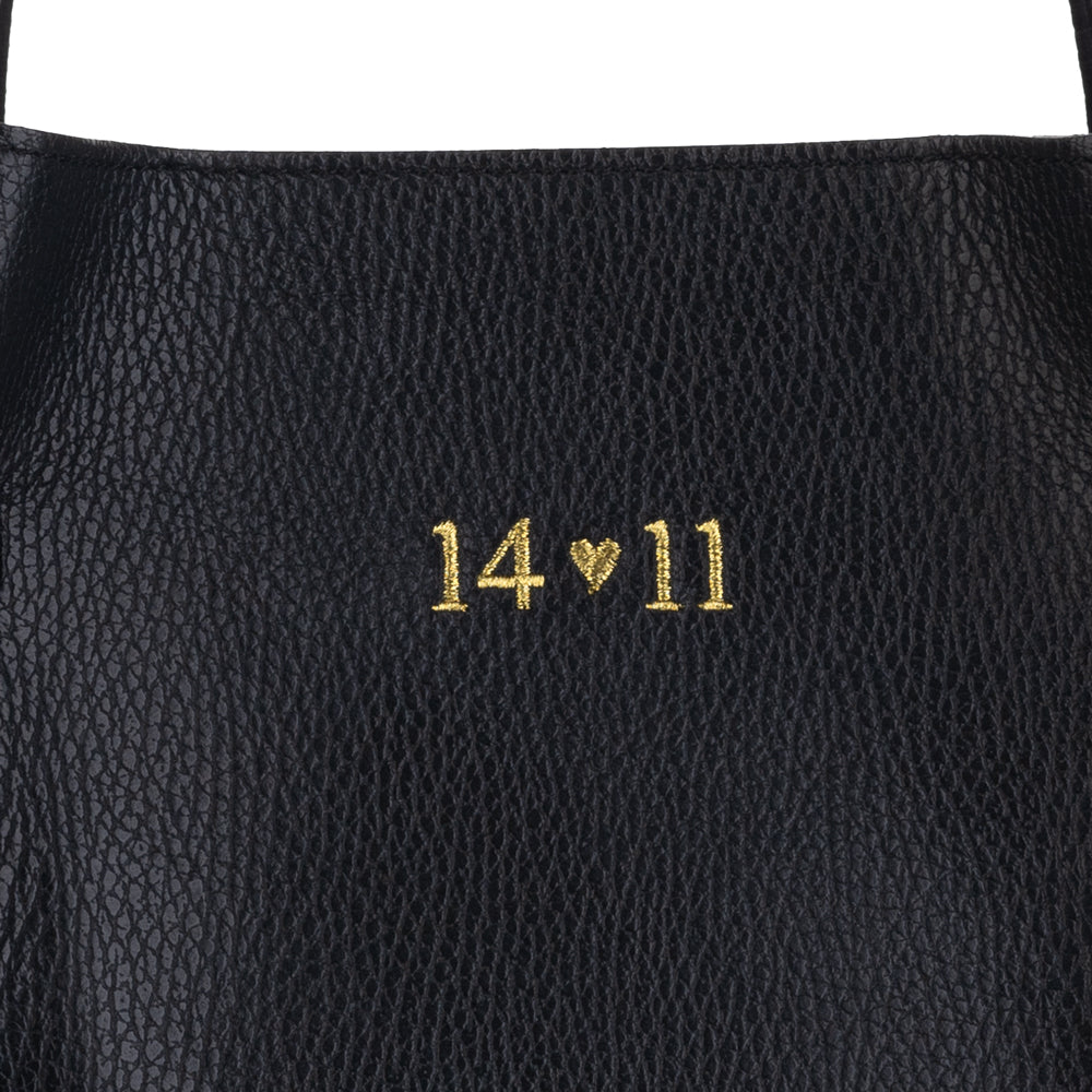 Bolso-piel-personalizado-Versalles-negro-bordado-fecha-detalle