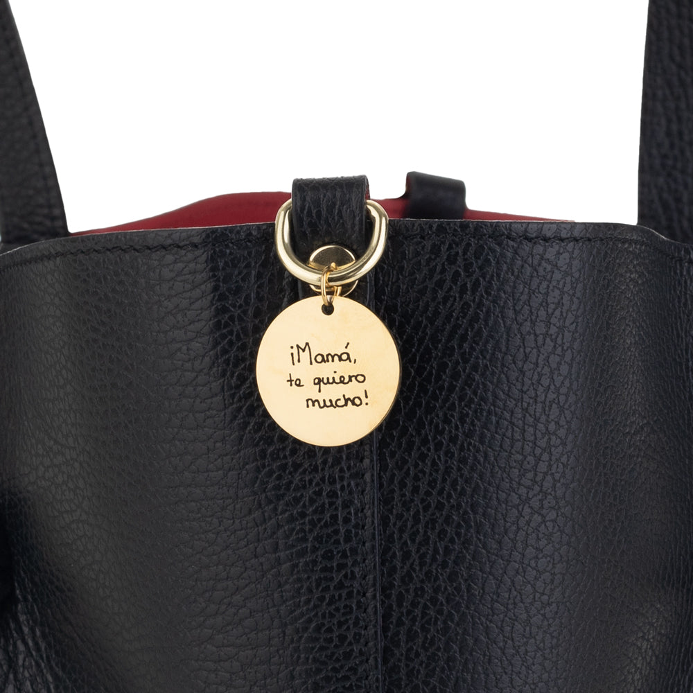 Bolso-piel-personalizado-Versalles-negro-bordado-lateral-charm-detalle