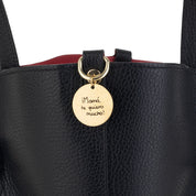 Bolso-piel-personalizado-Versalles-negro-bordado-lateral-charm-detalle
