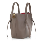 Bolso-piel-personalizado-Versalles-topo-oscuro-charm-medalla-2