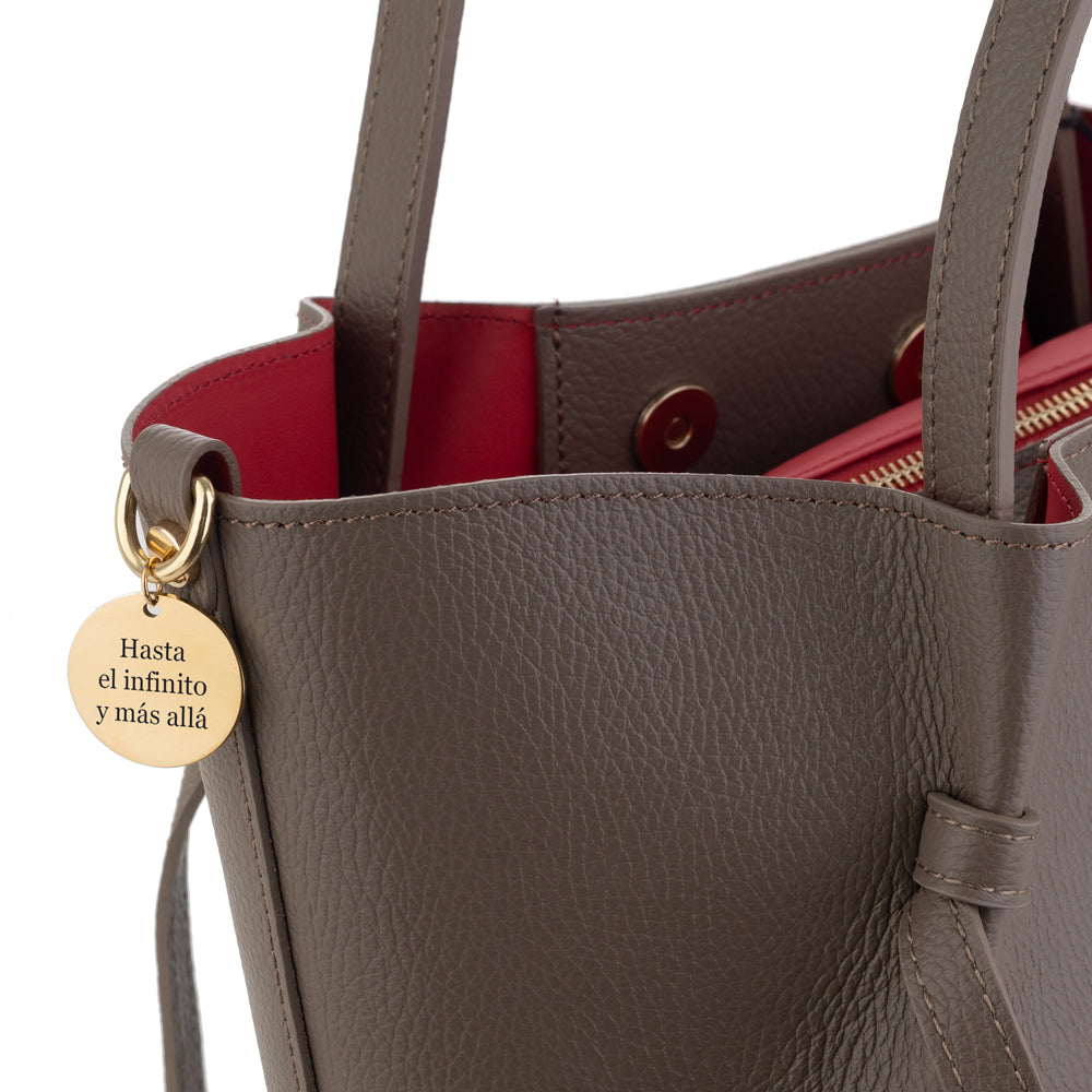 Bolso-piel-personalizado-Versalles-topo-oscuro-charm-medalla