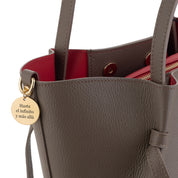 Bolso-piel-personalizado-Versalles-topo-oscuro-charm-medalla