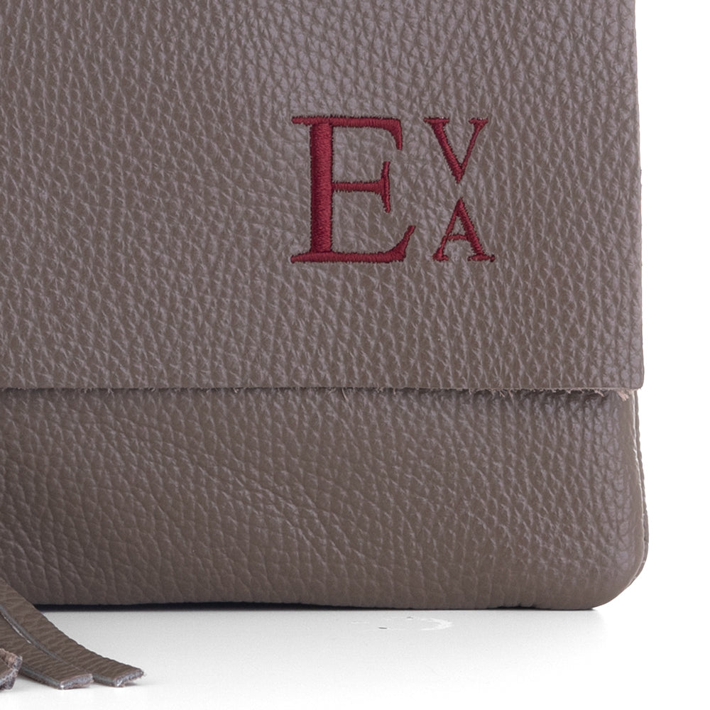 Bolso-piel-personalizado-Constanza-topo-oscuro-bordado-detalle
