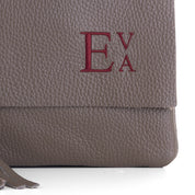 Bolso-piel-personalizado-Constanza-topo-oscuro-bordado-detalle