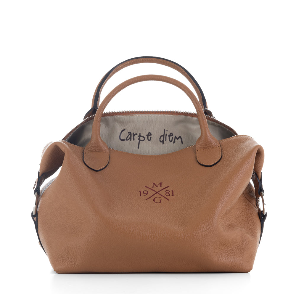Bolso-piel-personalizado-Elba-cuero-bordado-iniciales-cruz-mensaje-interior