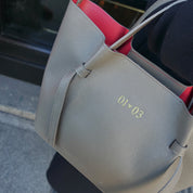 Bolso-piel-personalizado-Versalles-topo-oscuro-bordado-life2