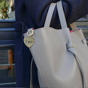 Bolso-piel-personalizado-Versalles-topo-oscuro-bordado-life3