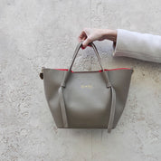 Bolso-piel-personalizado-Versalles-topo-oscuro-bordado-life4