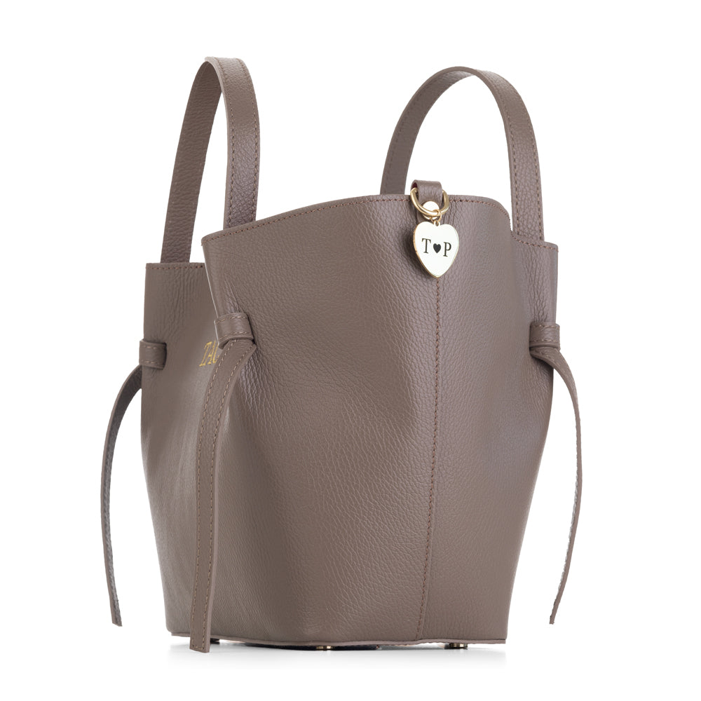 Bolso-piel-personalizado-Versalles-topo-oscuro-lateral-charm