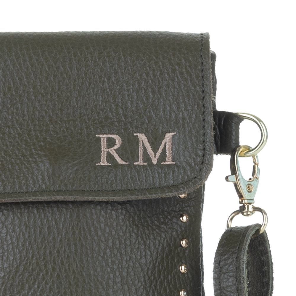 Bolso-piel-personalizado-para-movil-Hudson-verde-kaki-bordado-detalle