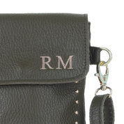 Bolso-piel-personalizado-para-movil-Hudson-verde-kaki-bordado-detalle