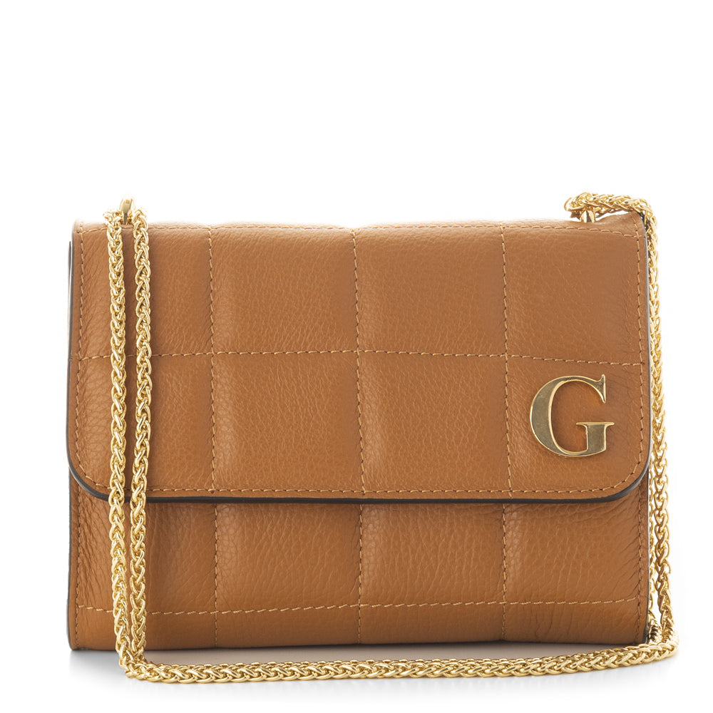 Bolso-piel-personzalizado-San-Marino-camel-inicial-metalica