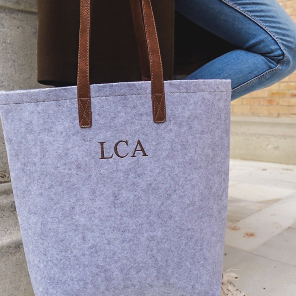 Bolso-tote-fieltro-personalizado-gris-bordado-life