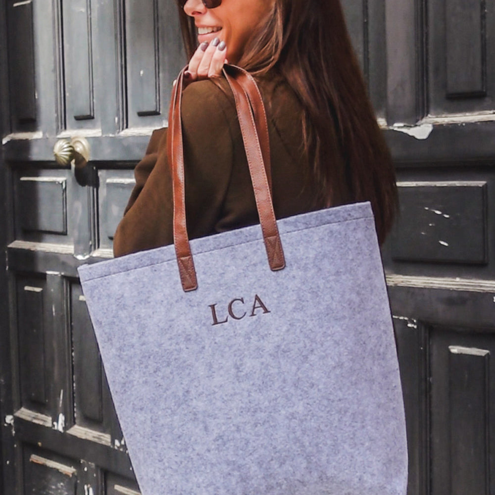 Bolso-tote-fieltro-personalizado-gris-bordado-life2