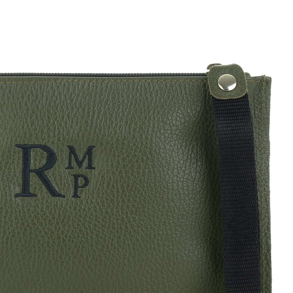 Cartera-mano-piel-personalizada-Zao-verde-botella-bordado-detalle