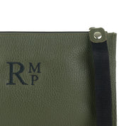 Cartera-mano-piel-personalizada-Zao-verde-botella-bordado-detalle