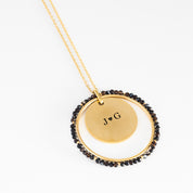 Collar-personalizado-Grace-negro-iniciales-pareja