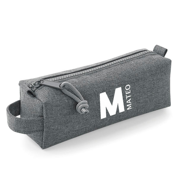 Estuche-personalizado-boston-gris-inicial-nombre-al-lado