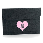 Funda-portatil-personalizada-fieltro-negro-corazon-nombre-dentro