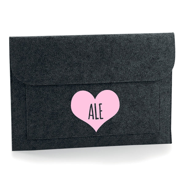 Funda-portatil-personalizada-fieltro-negro-corazon-nombre-dentro