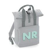 Mochila-personalizada-vermont-gris-iniciales-sombra-verde