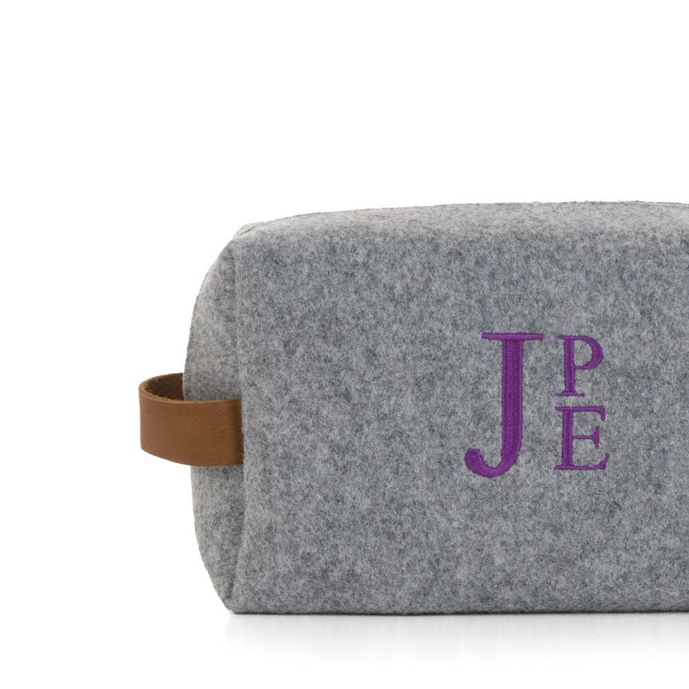Neceser-fieltro-piel-personalizado-Oslo-gris-bordado-detalle