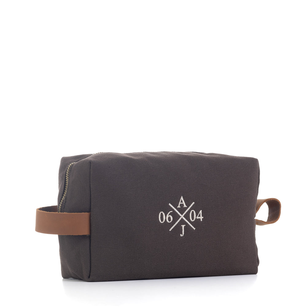 Neceser-personalizado-estocolmo-marron-iniciales-cruz