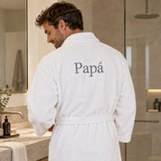 Albornoz blanco personalizado con "Papá" bordado en gris en la espalda, hombre en el baño