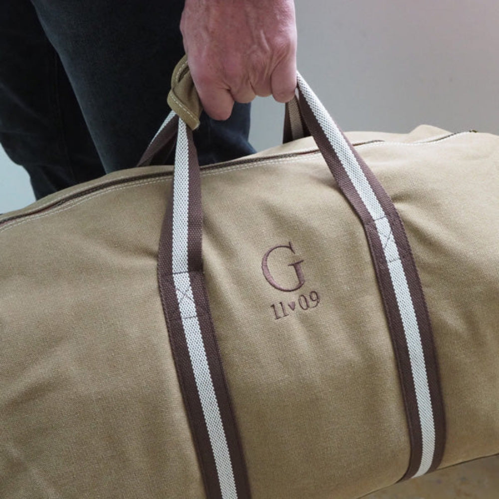 bolsa-viaje-personalizada-tamesis-beige-inicial-fecha-detalle.jpg