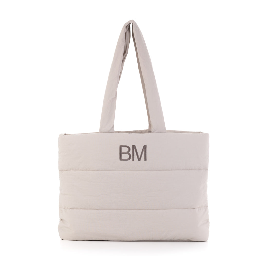 Bolso Aspen beige personalizado con iniciales bordadas en letra sencilla
