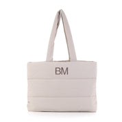 Bolso Aspen beige personalizado con iniciales bordadas en letra sencilla