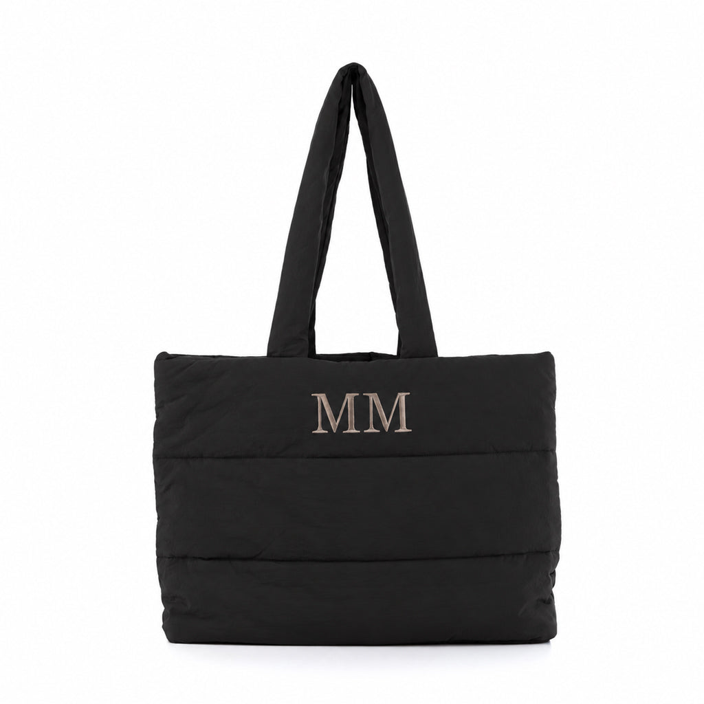 Bolso Aspen negro personalizado con iniciales bordadas en letra clásica