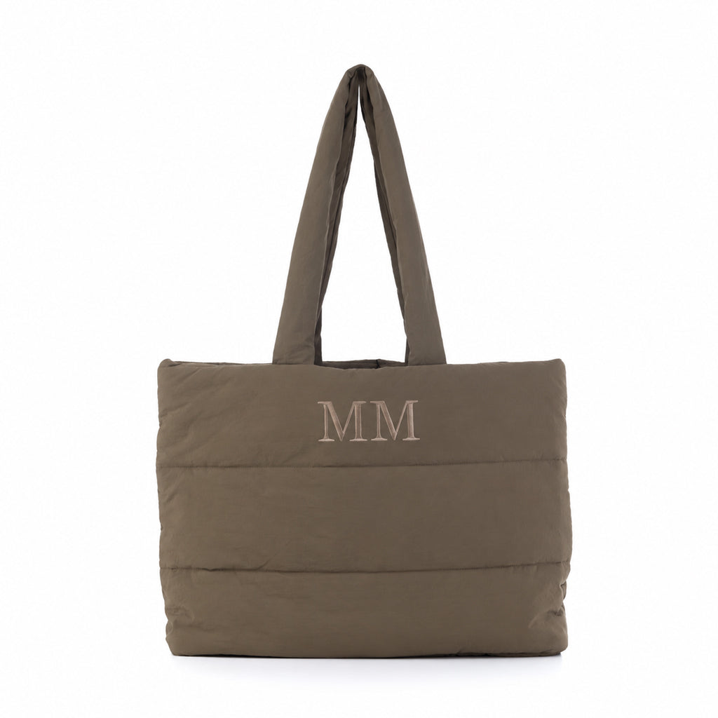 Bolso Aspen verde kaki personalizado con iniciales bordadas en letra clásica