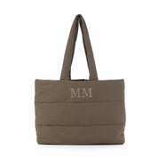 Bolso Aspen verde kaki personalizado con iniciales bordadas en letra clásica