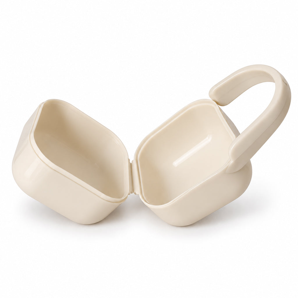 Cajita portachupetes beige para bebé abierta, con hueco para dos chupetes