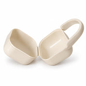 Cajita portachupetes beige para bebé abierta, con hueco para dos chupetes