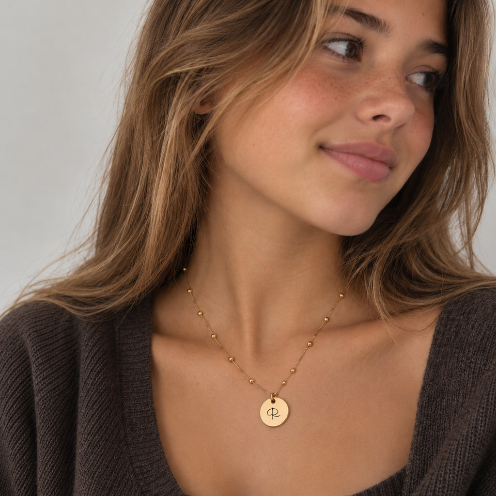 Collar Amelia dorado personalizado con medalla grabada con inicial, regalo para ella