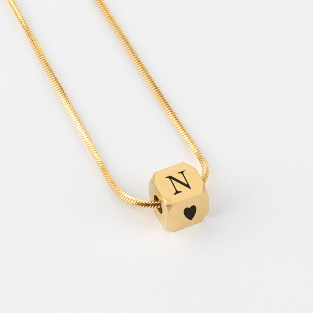 collar-personalizado-brooke-dorado-inicial-corazon-detalle.jpg