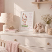 Cuadro de nacimiento personalizado con conejita y pluma en rosa y los datos del bebé, en la habitación infantil