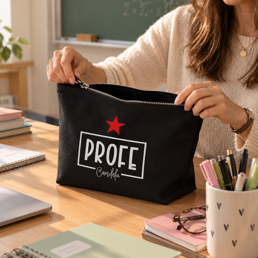 Neceser Ibiza negro personalizado para profe estrella, regalo para profesora sobre una mesa