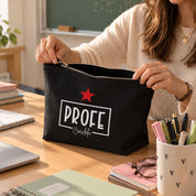 Neceser Ibiza negro personalizado para profe estrella, regalo para profesora sobre una mesa