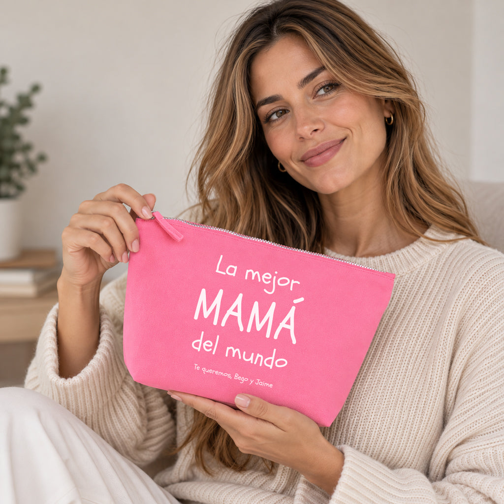 Neceser Ibiza rosa personalizado "La mejor mamá del mundo" con dedicatoria de los hijos, mujer sonriendo con él en las manos