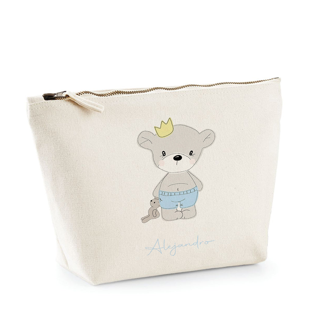 Neceser de algodón para bebé personalizado con osito con corona y nombre, junto a un peluche