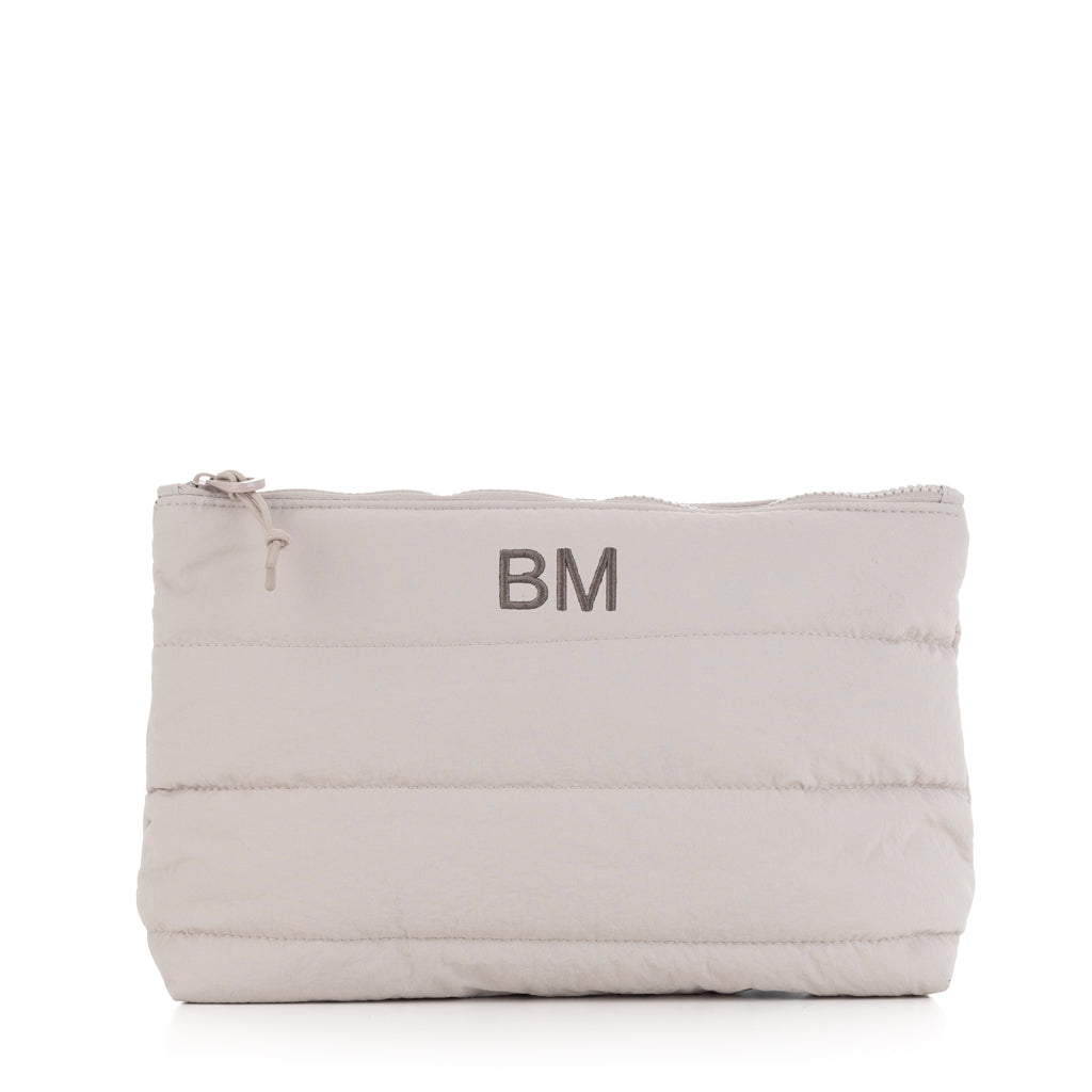 Neceser Aspen beige personalizado con iniciales bordadas en letra sencilla, regalo para ella