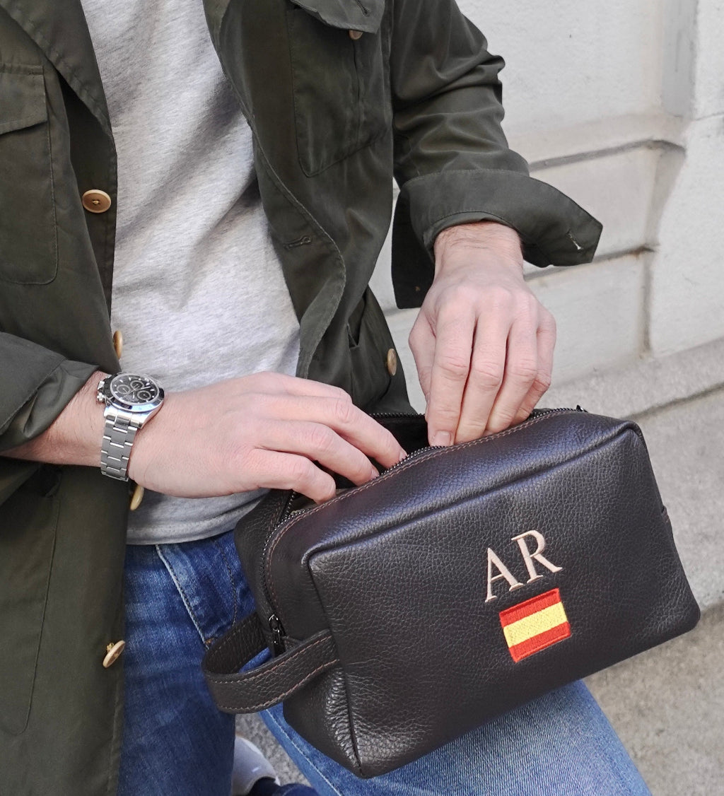neceser-personalizado-piel-nilo-marron-bandera-life.jpg