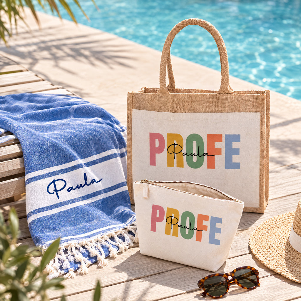 Pack de playa Mónaco personalizado para profesora: bolsa de yute y neceser "PROFE" con nombre y toalla azul bordada, junto a la piscina