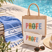 Pack de playa Mónaco personalizado para profesora: bolsa de yute y neceser "PROFE" con nombre y toalla azul bordada, junto a la piscina