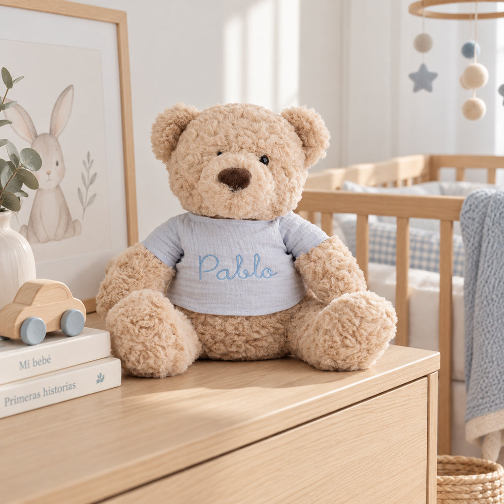 Peluche osito personalizado con camisa de gasa y nombre bordado, regalo de nacimiento en la habitación del bebé