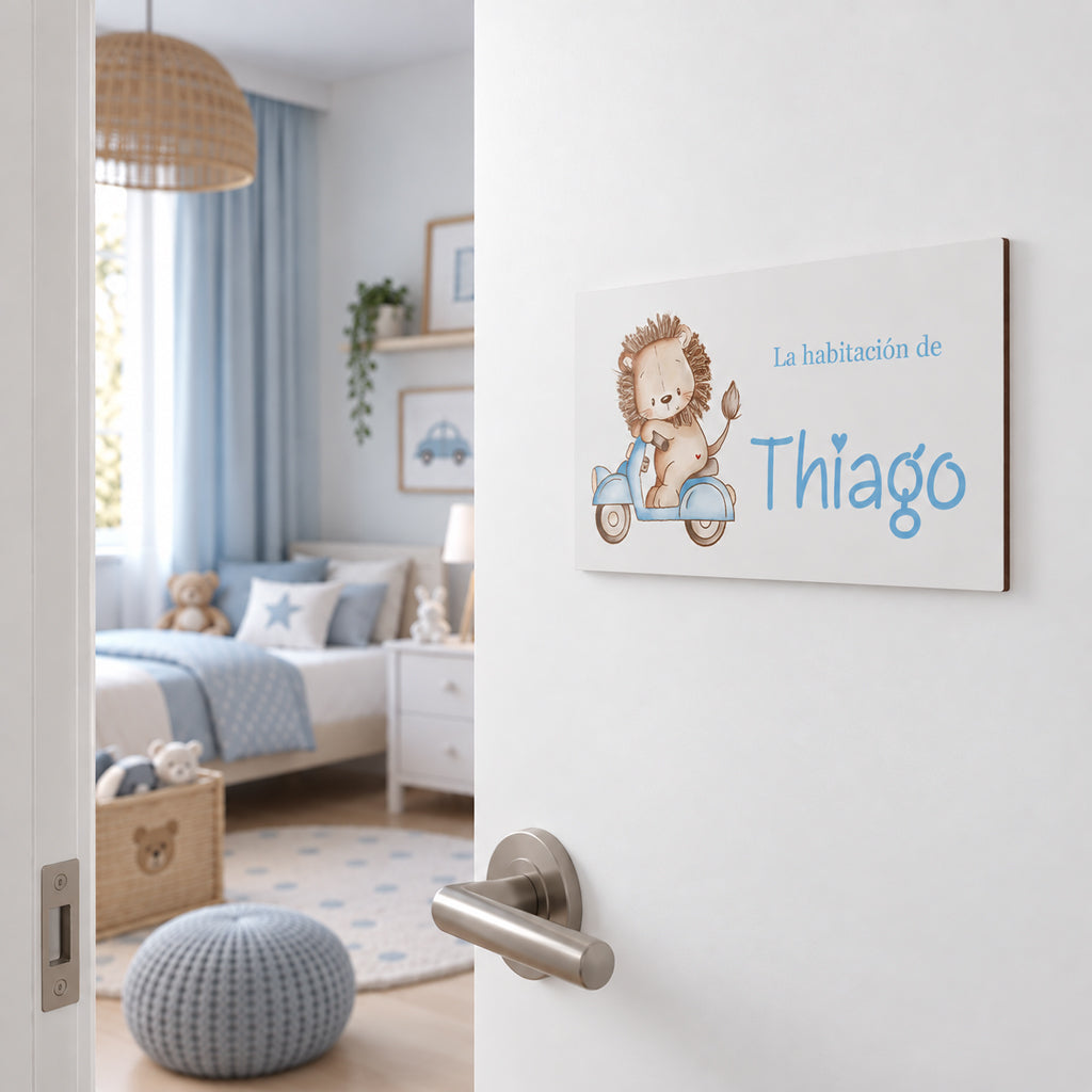 Placa de madera rectangular personalizada con león en vespa, en la puerta de la habitación